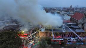 Gran incendio afecta a casonas en pleno centro de Santiago: en el lugar vivían 50 personas
