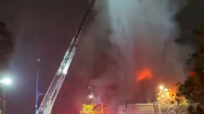 VIDEO | Así fue el derrumbe de una de las casonas en Santiago durante grave incendio