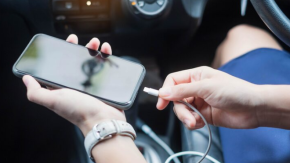 ¿Es peligroso cargar el celular en el auto? Esto dicen los expertos tras tragedia en Córdoba