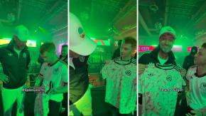 “¿Colo-Colo?”: La viral (e inesperada) reacción de Jürgen Klopp al ver la camiseta de La Roja 