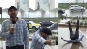 "No siguió su propio consejo": Reportero se hizo viral tras caer en vivo mientras advertía sobre los riesgos de la lluvia 