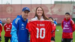 "¿Quién es?": El particular impasse de Natalia Duco en su visita a La Roja Femenina