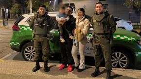 Carabineros salvaron la vida de niño que se asfixiaba en Plaza Baquedano: efectuaron maniobras de Heimlich en plena vía pública
