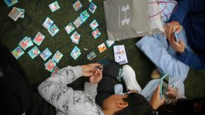 ¿Ya asististe a alguna?: Masiva "cambiatón" reúne a las familias en fiebre de láminas del Mundial