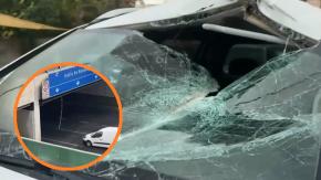 Fierro colgante en autopista provocó graves daños en vehículos: hay 18 afectados y dos personas con lesiones