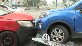 Choque múltiple en San Joaquín: Sujeto alcanzó tres vehículos y se dio a la fuga