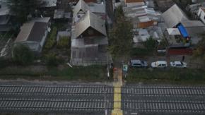 Vecinos alertan peligroso cruce por línea del tren en San Bernardo