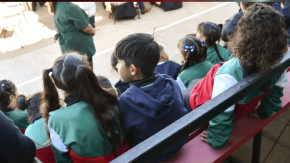 Informe OCDE alerta que Chile es el país con mayor inasistencia escolar en básica (y los costos del ausentismo)