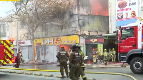 Reportan gigantesco incendio en locales comerciales de Santiago 