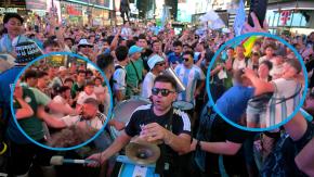 VIDEOS | Con combos y patadas: La pelea entre hinchas de Argentina y Argelia en Times Square antes de su debut en el Mundial