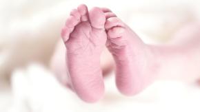 Impacto en Francia: detienen a padres tras muerte de gemelas de 15 meses por deshidratación