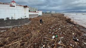 Hasta un refrigerador: Impactante acumulación de basura en playa El Faro de La Serena tras paso de sistema frontal