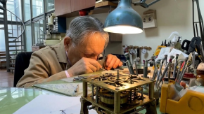 “Un obrero del patrimonio”: la historia del relojero de 83 años que mantiene las torres de Santiago 