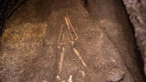 Extraen osamenta humana de casi 3.000 años en El Salvador