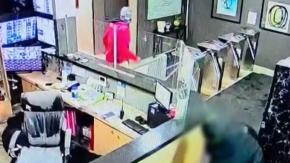 Joven herido a bala en el lobby de un edificio en Estación Central