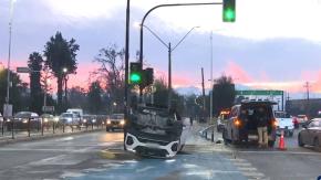 Auto termina volcado en Maipú tras choque: conductor habría sufrido problema de salud