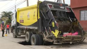 "Se escuchó demasiado fuerte": Camión de la basura quedó atrapado en pleno socavón en Coquimbo