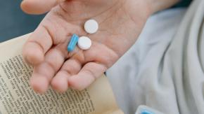 ¿Estás tomando bien tus medicamentos? 5 alimentos y bebidas que podrían cambiar su efecto sin que lo sepas