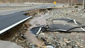 Socavones y cortes de rutas: los estragos que dejó el sistema frontal en Chile