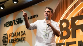 Proclamado hoy en Brasil: quién es Flávio Bolsonaro, el candidato que desafía a Lula (y sus fuertes lazos con Kast)