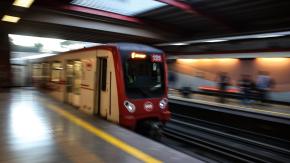 Metro de Santiago cierra dos estaciones de Línea 1 por persona en la vía: Revisa el estado de la red
