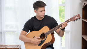 Detienen a un japonés por causar desde insomnio a depresión a sus vecinos al tocar su guitarra