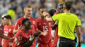 Futbolista suizo no tuvo que ser expulsado: Reconocen error arbitral que favoreció a Argentina en el Mundial