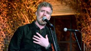 Sufrió accidente en moto: muere cantante Glen Hansard, líder de 'The Frames' y ganador de un Oscar con película "Once"