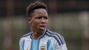 Sobrevivió al terremoto de 2010 en Haití, fue adoptado por argentinos y ahora es una de las promesas del fútbol juvenil 