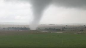 Aviso meteorológico por tormentas, ráfagas de viento y posible formación de tornados en tres regiones de Chile 