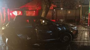 Huyeron tras robar un auto y terminaron chocando contra un árbol