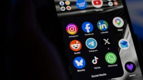 La Unión Europea exige a Meta modificar el "diseño adictivo" de Facebook e Instagram