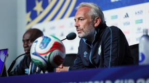 VIDEO | La canceló y se fue: DT del Congo se entera de muerte de su padre en conferencia de prensa del Mundial