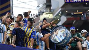 VIDEO | Policía llegó a controlar a hinchas de Argentina y terminó cantando con ellos: video se hizo viral