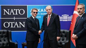 Un revólver personalizado con seis balas: el insólito regalo del presidente turco a los líderes de la OTAN