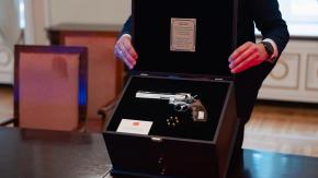 Un revólver personalizado con seis balas: el insólito regalo del presidente turco a los líderes de la OTAN