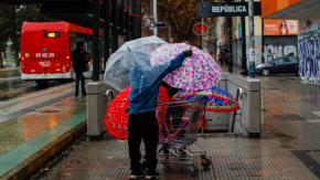 Lluvia será más intensa este viernes en la capital: revisa cómo está funcionando el Metro de Santiago