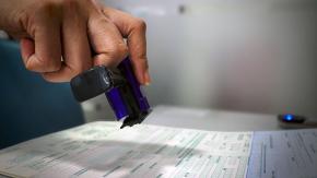 Viajó a México por el nacimiento de su hijo, enfermó y lo despidieron por supuesto mal uso de licencia médica: la justicia ordenó reincorporarlo