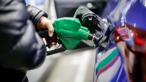 Baja de hasta $117 en bencinas: Así puedes encontrar el combustible más barato en tu comuna o región