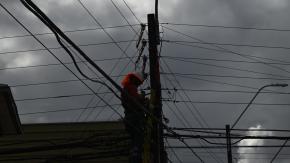 Empresa de luz compensará a afectados por cortes de luz en sistema frontal en Valparaíso: de cuánto es el monto y cómo acceder