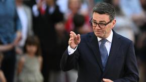 Andy Burnham asume como primer ministro británico y anuncia "plan a diez años" para reconstruir Reino Unido