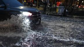 No es sólo la marcha y la velocidad: Lo que debes hacer si transitas por una calle anegada por la lluvia para que tu auto no se detenga
