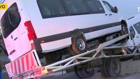 Camión con furgones como carga volcó en pleno Américo Vespucio
