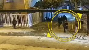 Dos de sus hijos iban de pasajeros: Mujer es atropellada tras violento robo de auto en Maipú