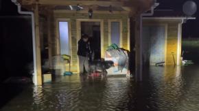Tres casas inundadas por lluvias en Parral: habitantes sacan agua de sus viviendas