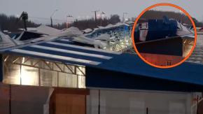 Había sido construida tras incendios del verano: Viento derriba techo de escuela modular en Tomé