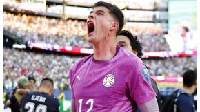 Vendió sus zapatos para salvar la vida de su hijo: La historia que marcó a portero de Paraguay en el Mundial