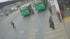 Lo apuñalaron y mordieron: Captan violento robo a adolescente en Estación Central