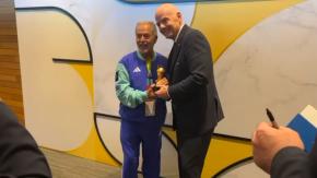 Chileno se "retira" de los Mundiales a los 76 años y recibe reconocimiento de Gianni Infantino: "Me sentía como recibiendo el Oscar"