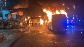 Choque entre vehículo y bus Red provocó incendio en locales comerciales de Franklin: habría un fallecido